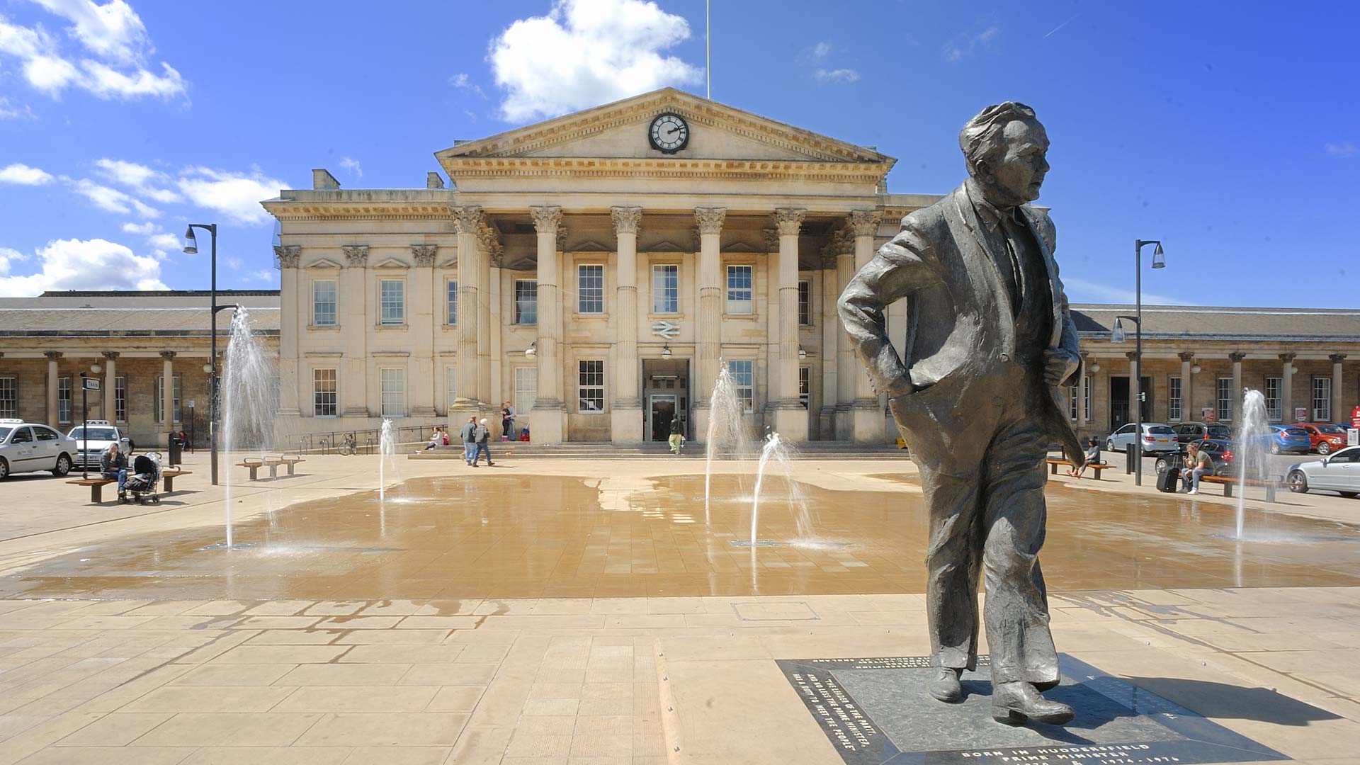 Harold-Wilson-statue-train-station